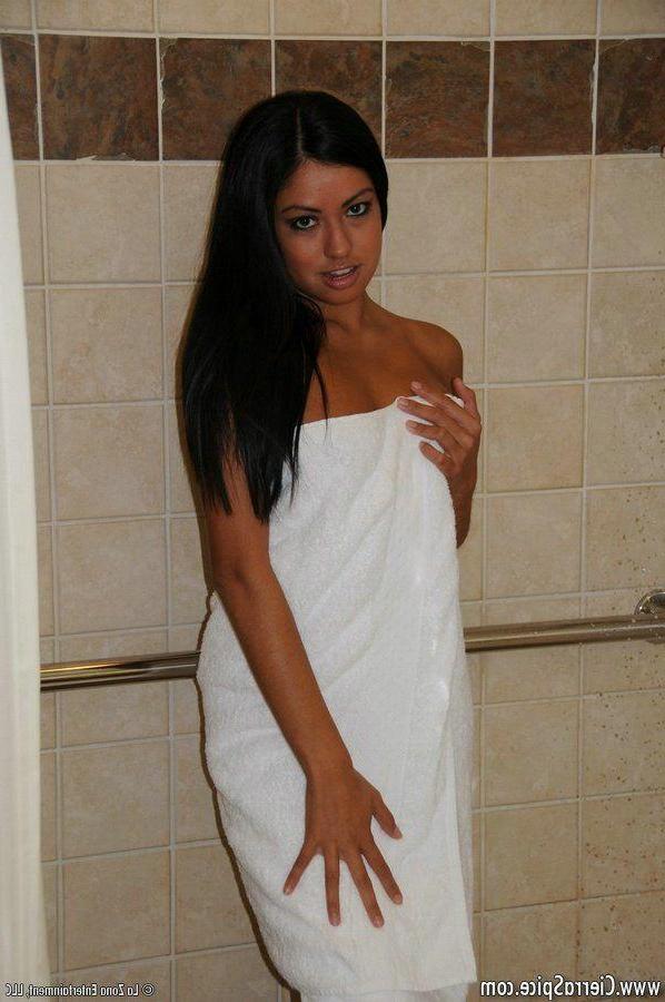 15P Pictures of teen model Cierra Spice getting wet in the shower