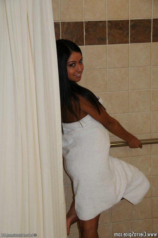 15P Pictures of teen model Cierra Spice getting wet in the shower