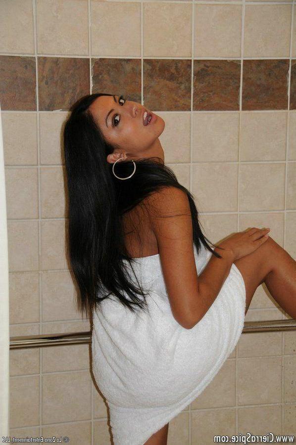 15P Pictures of teen model Cierra Spice getting wet in the shower