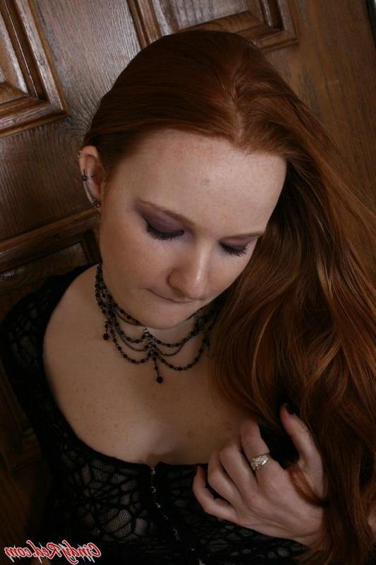 20P Pictures of Cindy Red showing off her tits and ass