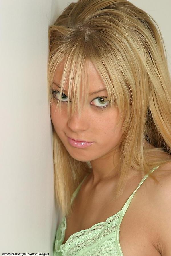 20P Pictures of teen chick Clara Cutie getting naughty at her computer
