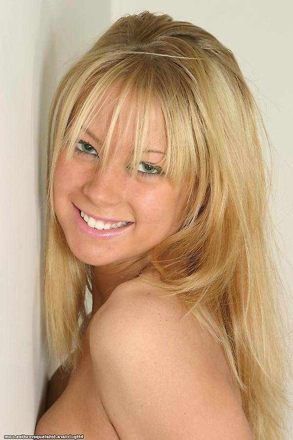 20P Pictures of teen chick Clara Cutie getting naughty at her computer