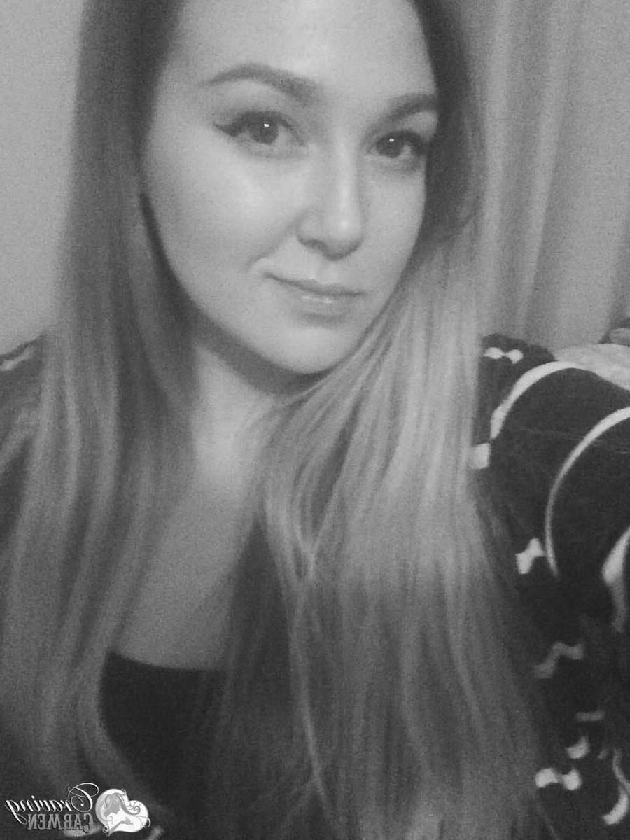 20P Hot girl Craving Carmen takes selfies in black and white