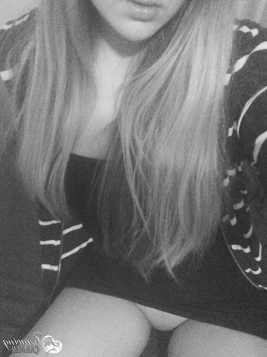 20P Hot girl Craving Carmen takes selfies in black and white