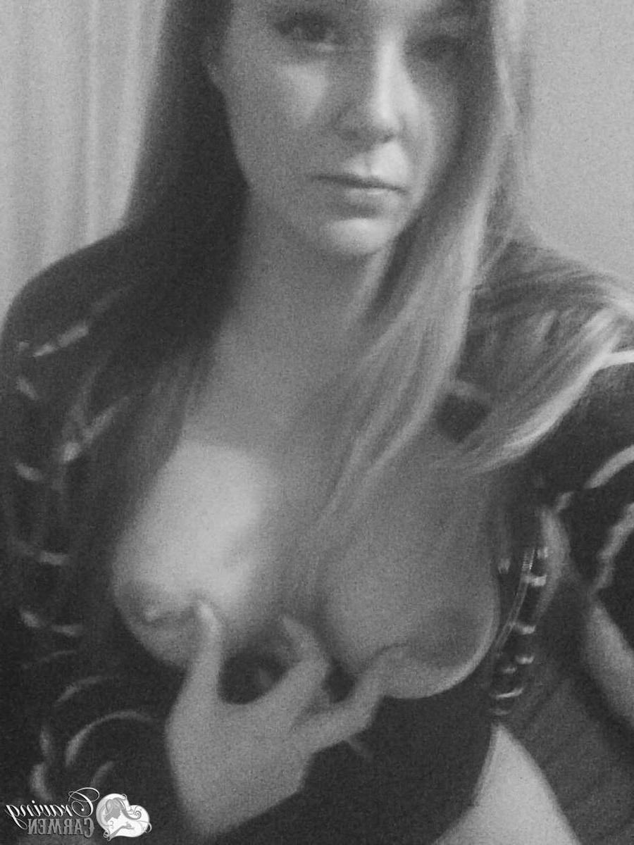 20P Hot girl Craving Carmen takes selfies in black and white
