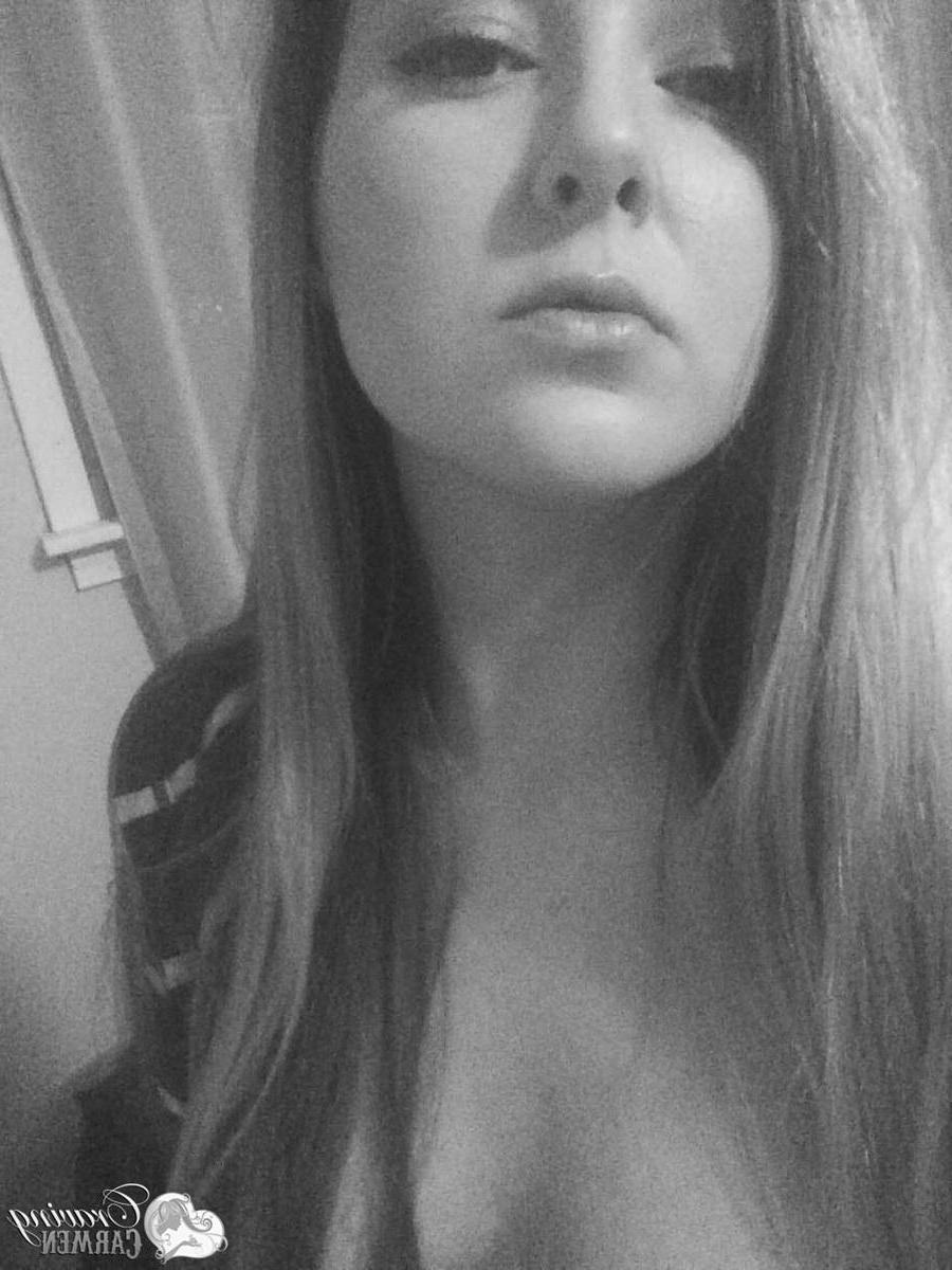 20P Hot girl Craving Carmen takes selfies in black and white