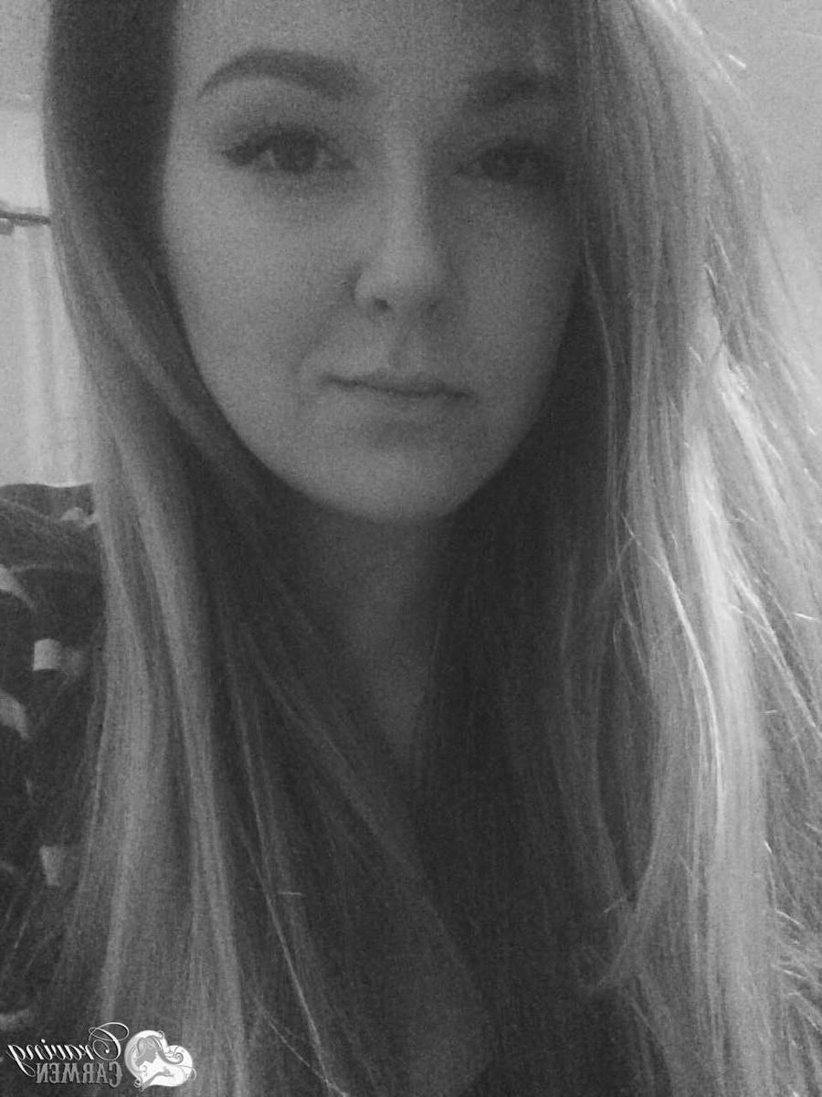 20P Hot girl Craving Carmen takes selfies in black and white
