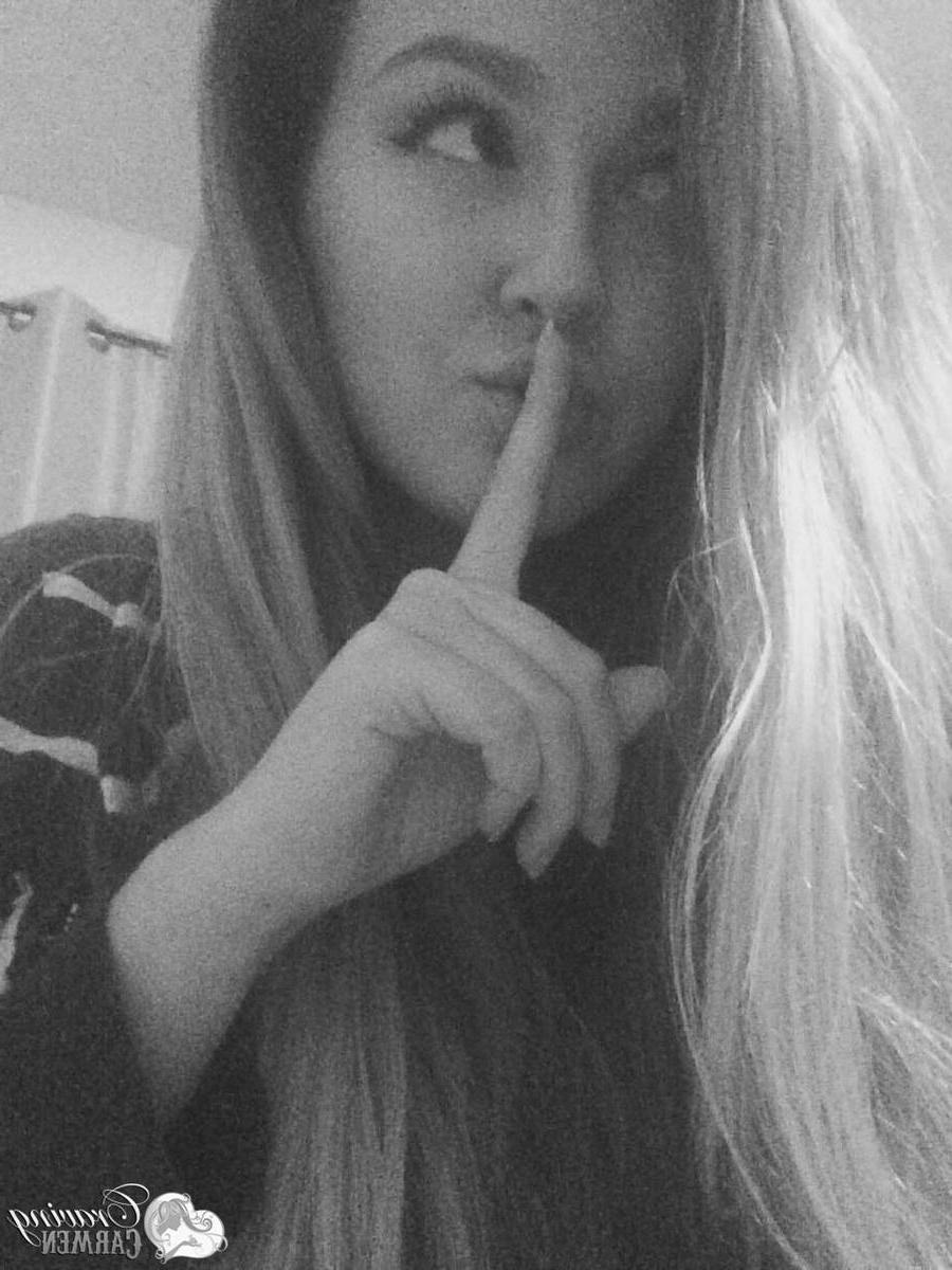 20P Hot girl Craving Carmen takes selfies in black and white