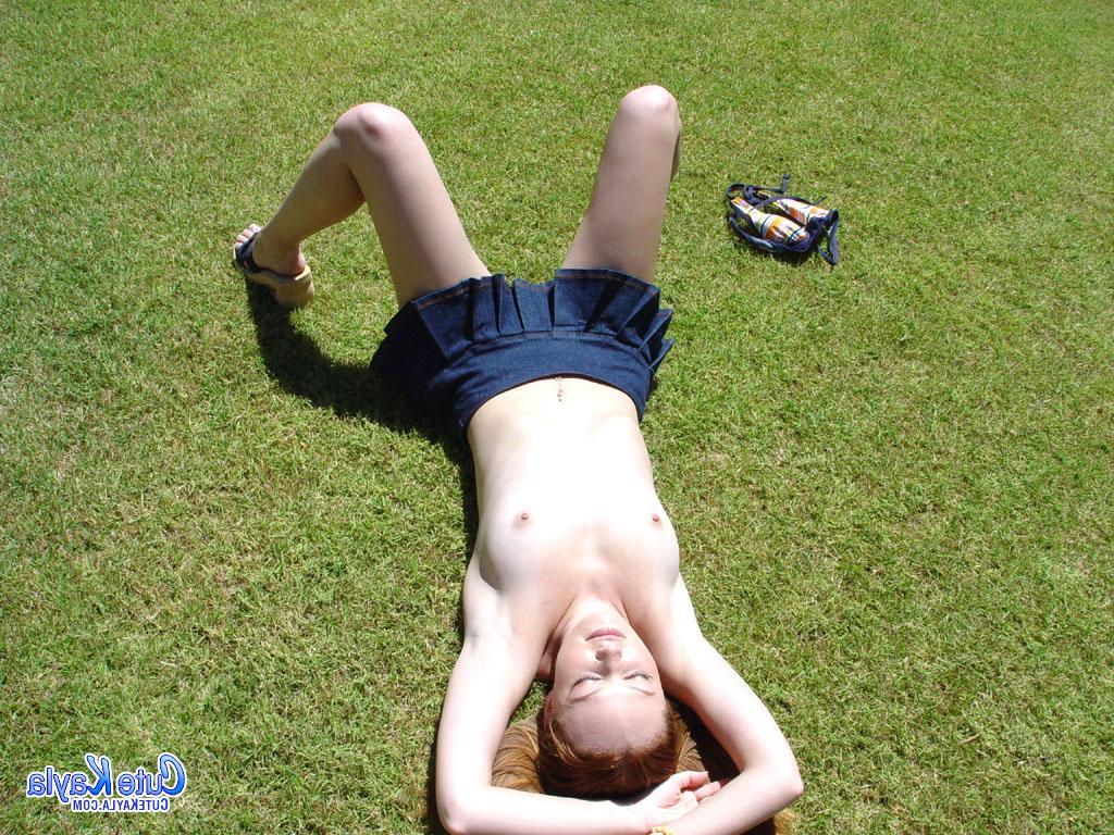 20P Kayla plays with herself in the back yard