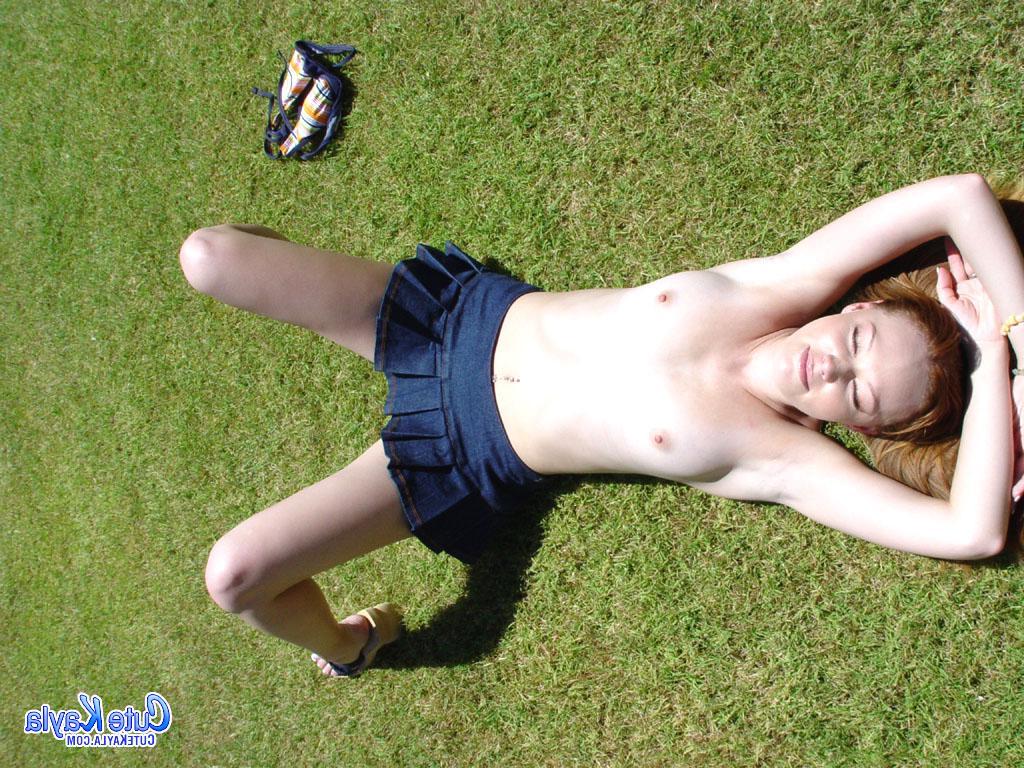20P Kayla plays with herself in the back yard