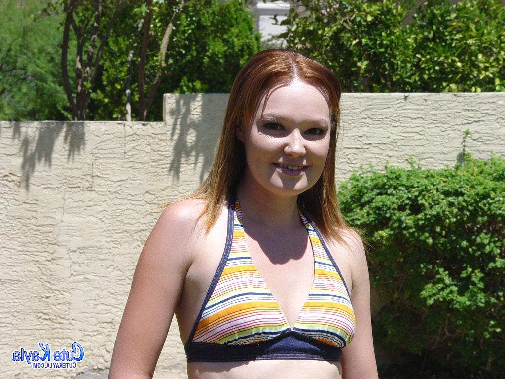 20P Kayla plays with herself in the back yard