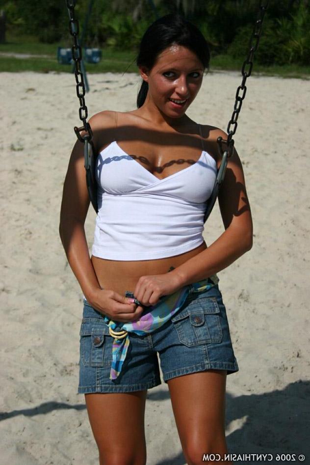 15P Pictures of Cynthia Sin being naughty at a park