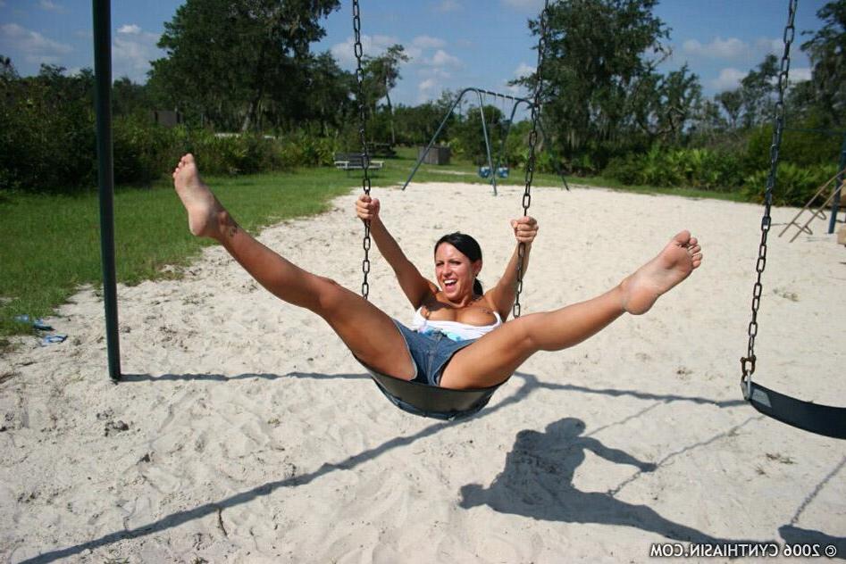 15P Pictures of Cynthia Sin being naughty at a park