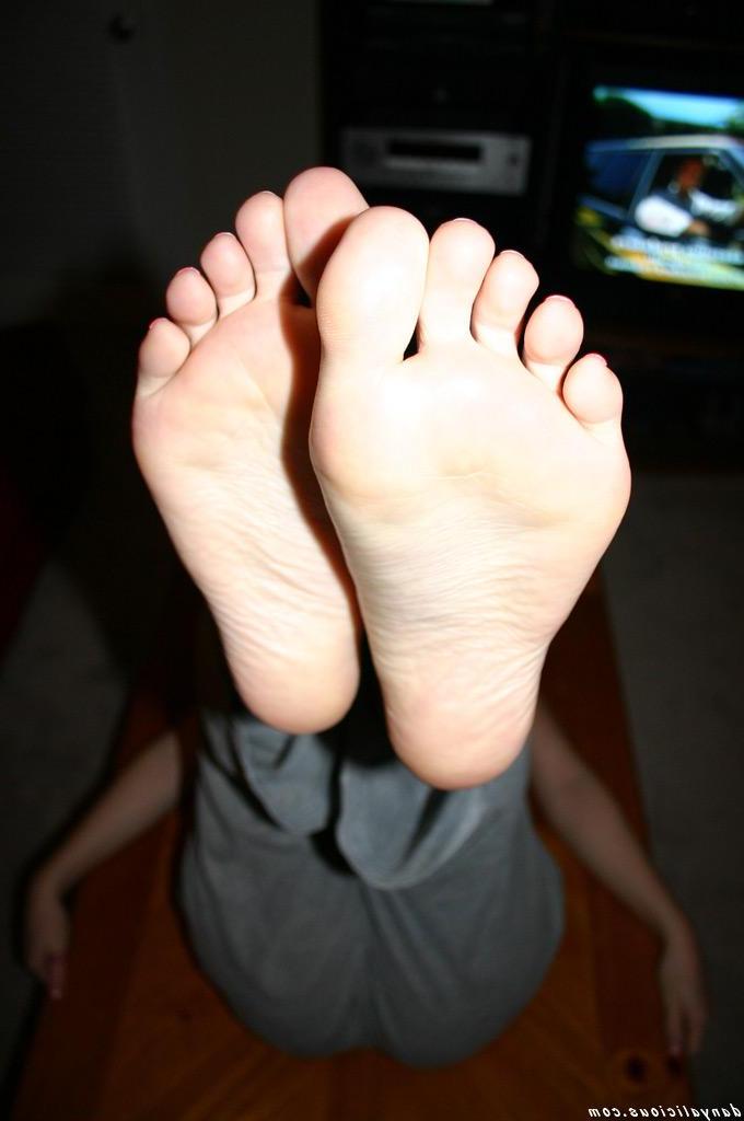 15P Pictures of teen Danyalicious exploring her foot fetish