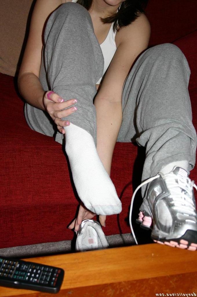 15P Pictures of teen Danyalicious exploring her foot fetish