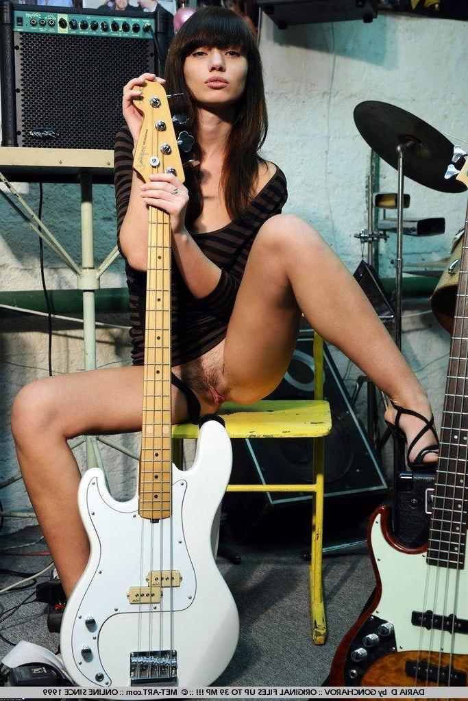 18P Pictures of Daria D stroking something long and hard