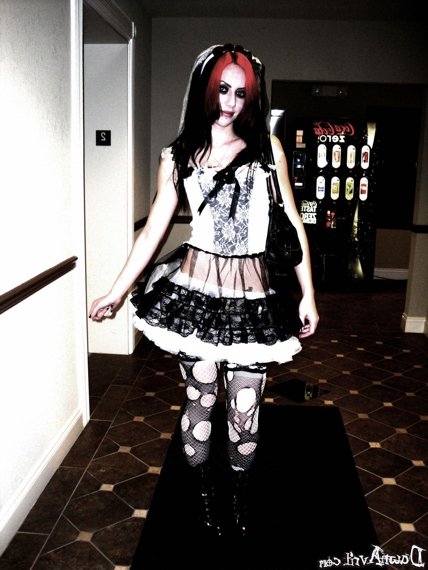 17P Pictures of Dawn Avril getting naughty at a party