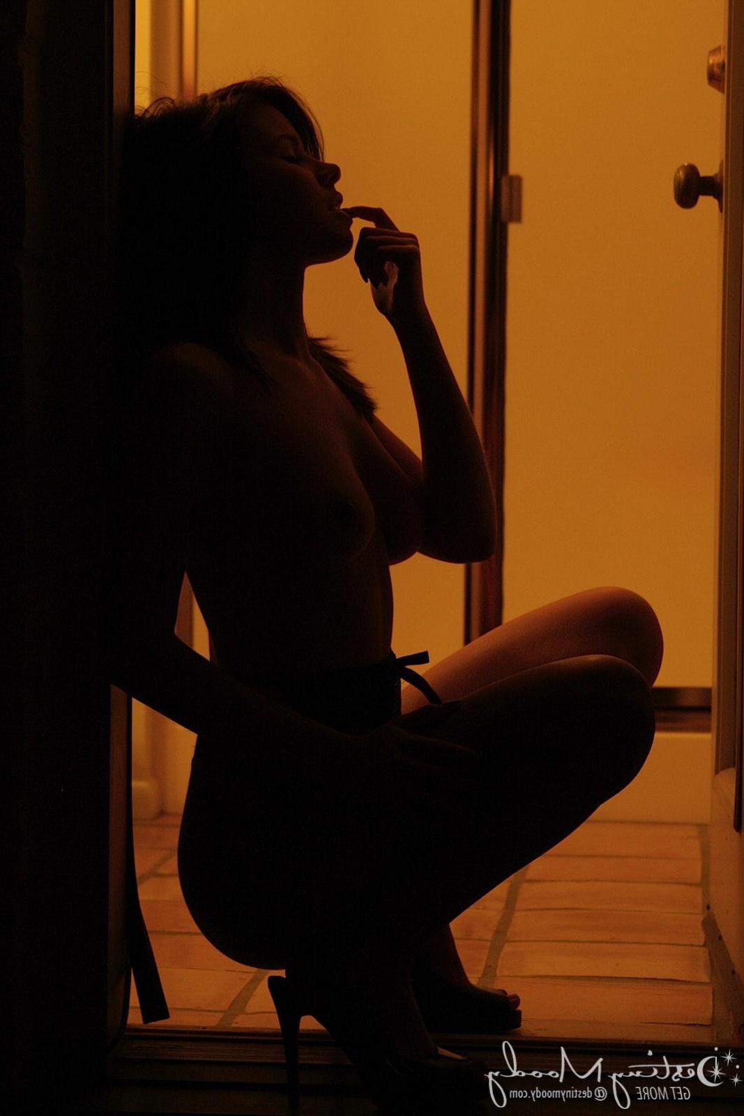 15P With a name like Destiny Moody you'd expect something erotic and dark like this nude photos series