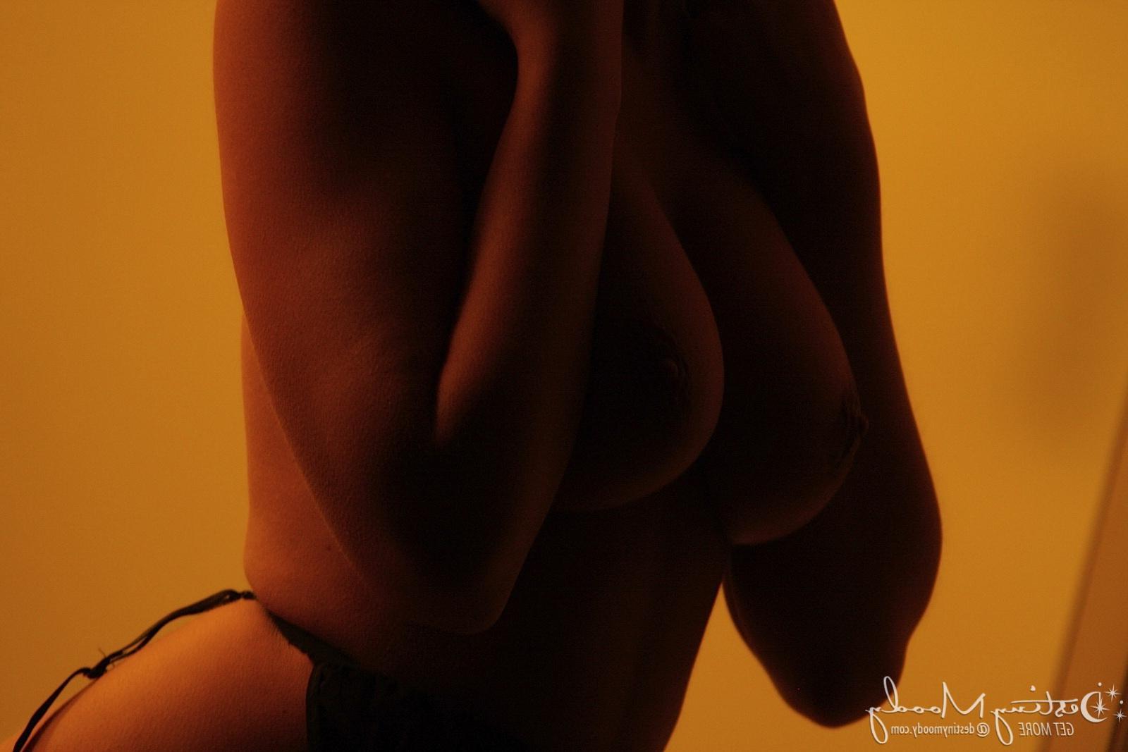 15P With a name like Destiny Moody you'd expect something erotic and dark like this nude photos series