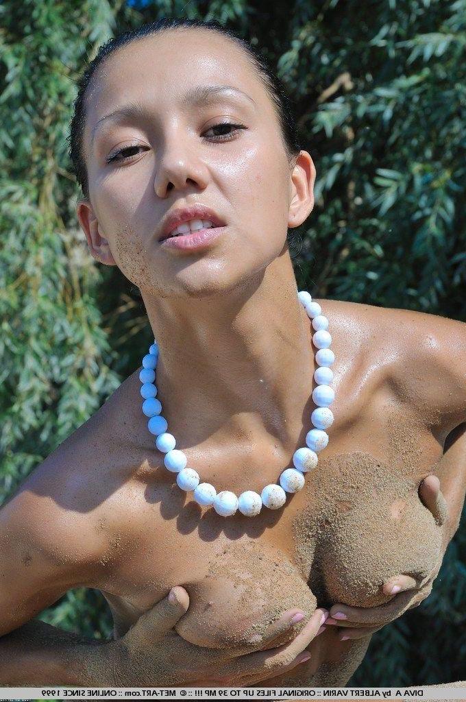 18P Pictures of Diva A naked in the sand
