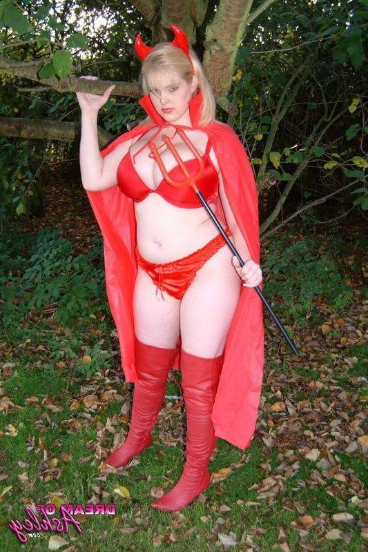 15P Pictures of teen slut Dream Of Ashley showing her dark side