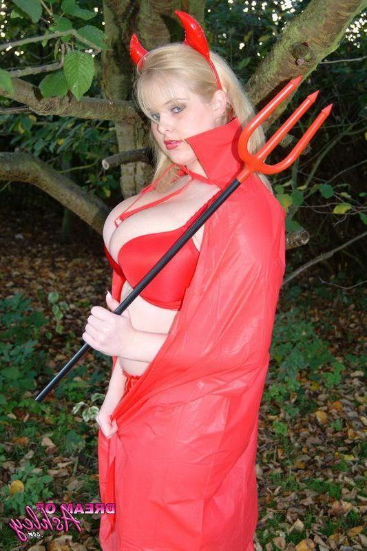 15P Pictures of teen slut Dream Of Ashley showing her dark side