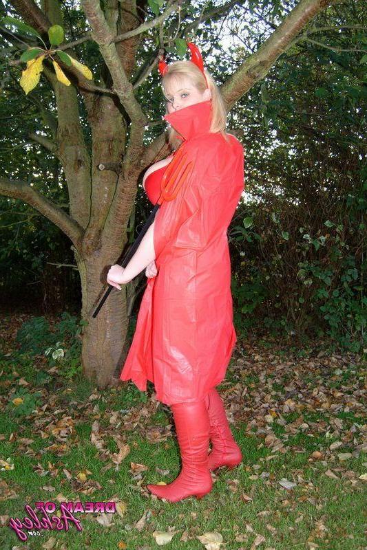 15P Pictures of teen slut Dream Of Ashley showing her dark side