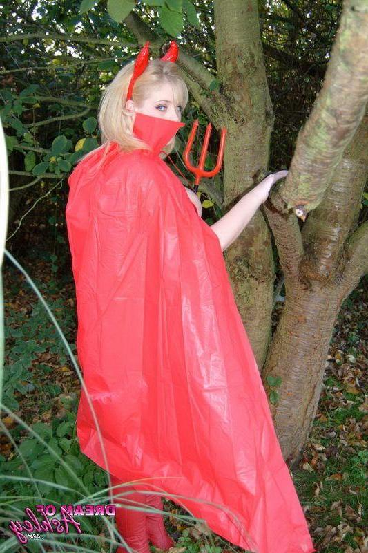15P Pictures of teen slut Dream Of Ashley showing her dark side