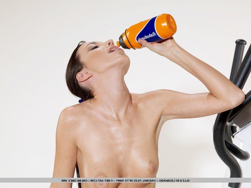 18P Pictures of Elle D oiling up her hot body