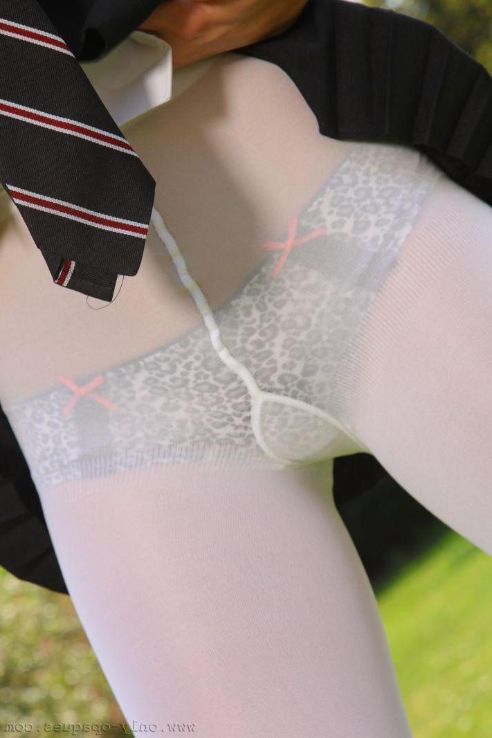 16P Beautiful college girl Elle Richie feels too hot and slips out of her uniform
