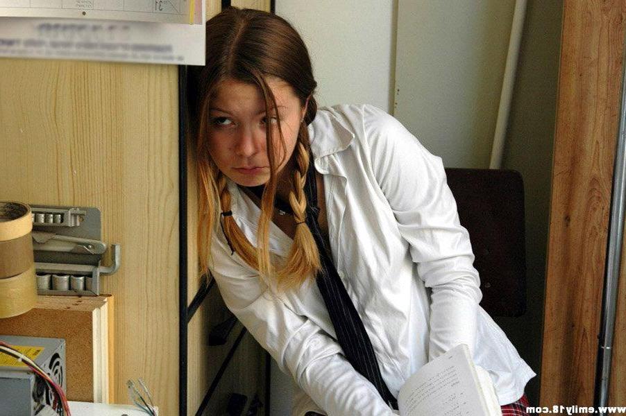 15P Pictures of schoolgirl Emily getting naughty after class