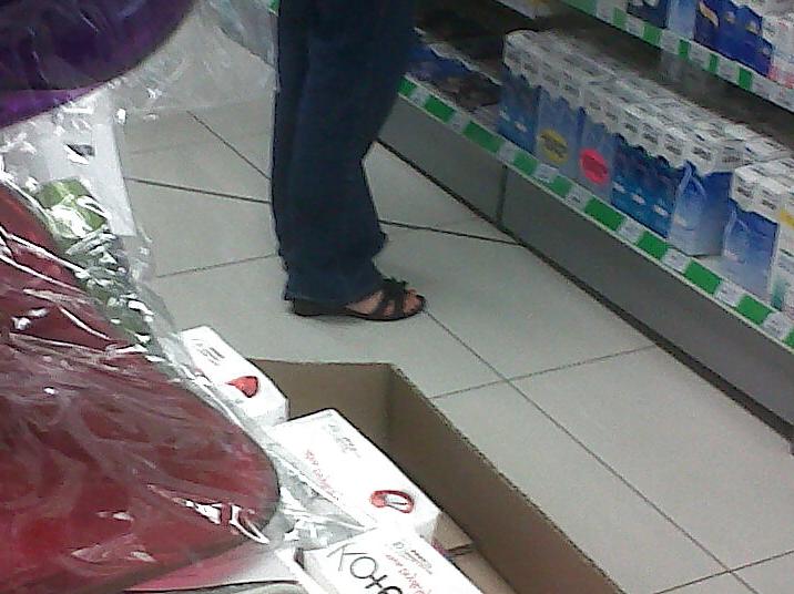 14P Sexy Candid Feet 