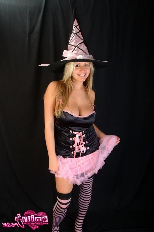 16P Pictures of teen babe Emily's Dream ready to scare your pants off