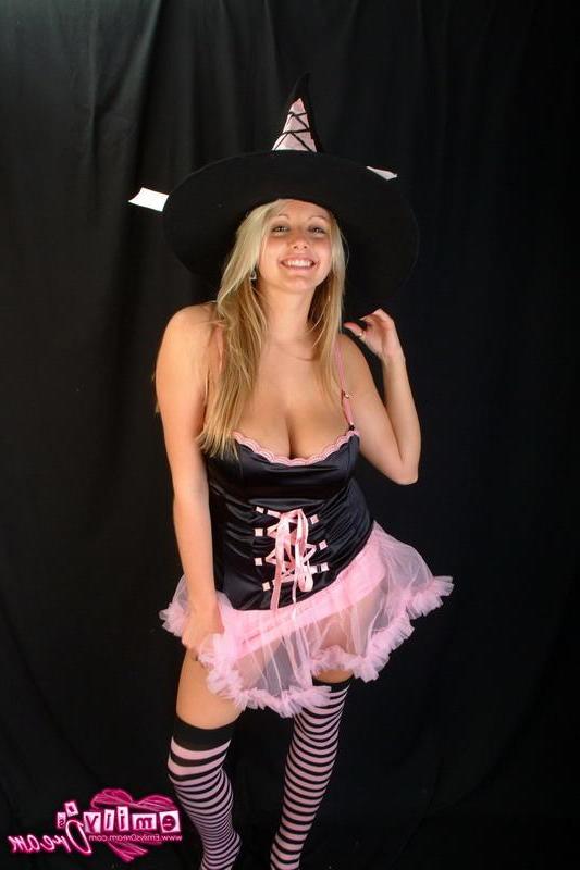 16P Pictures of teen babe Emily's Dream ready to scare your pants off
