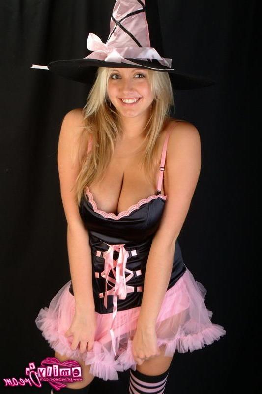 16P Pictures of teen babe Emily's Dream ready to scare your pants off