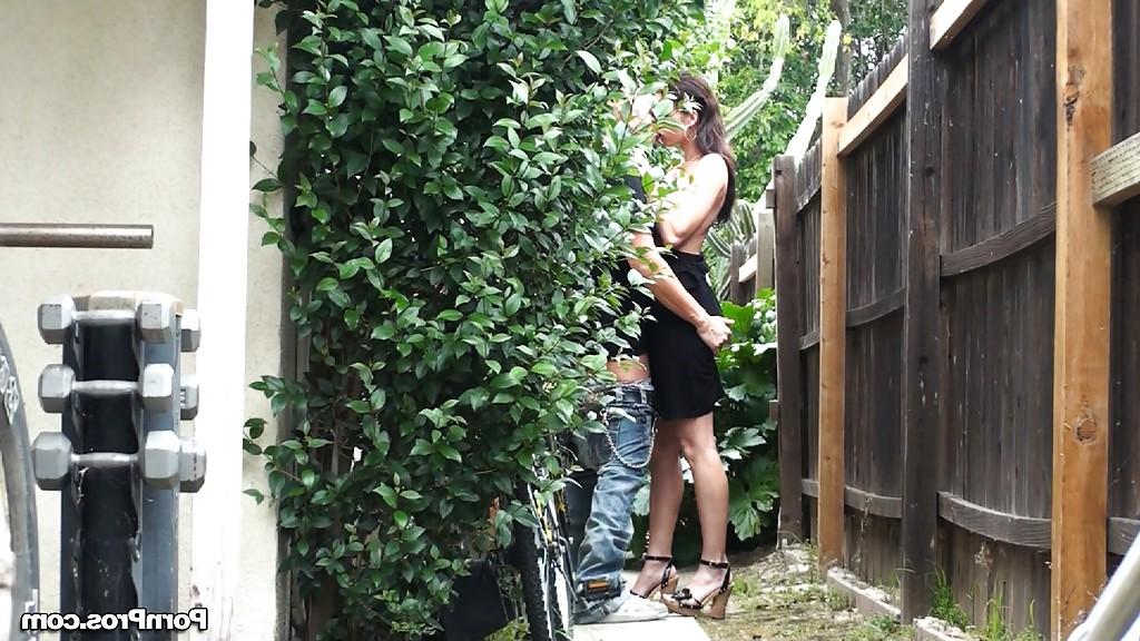 16P Hot babe Jennifer Dark gives a blowjob and gets fucked outdoor