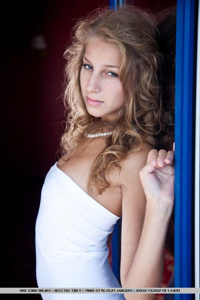 18P Pictures of teen babe Erika F exposing her sexy naked body