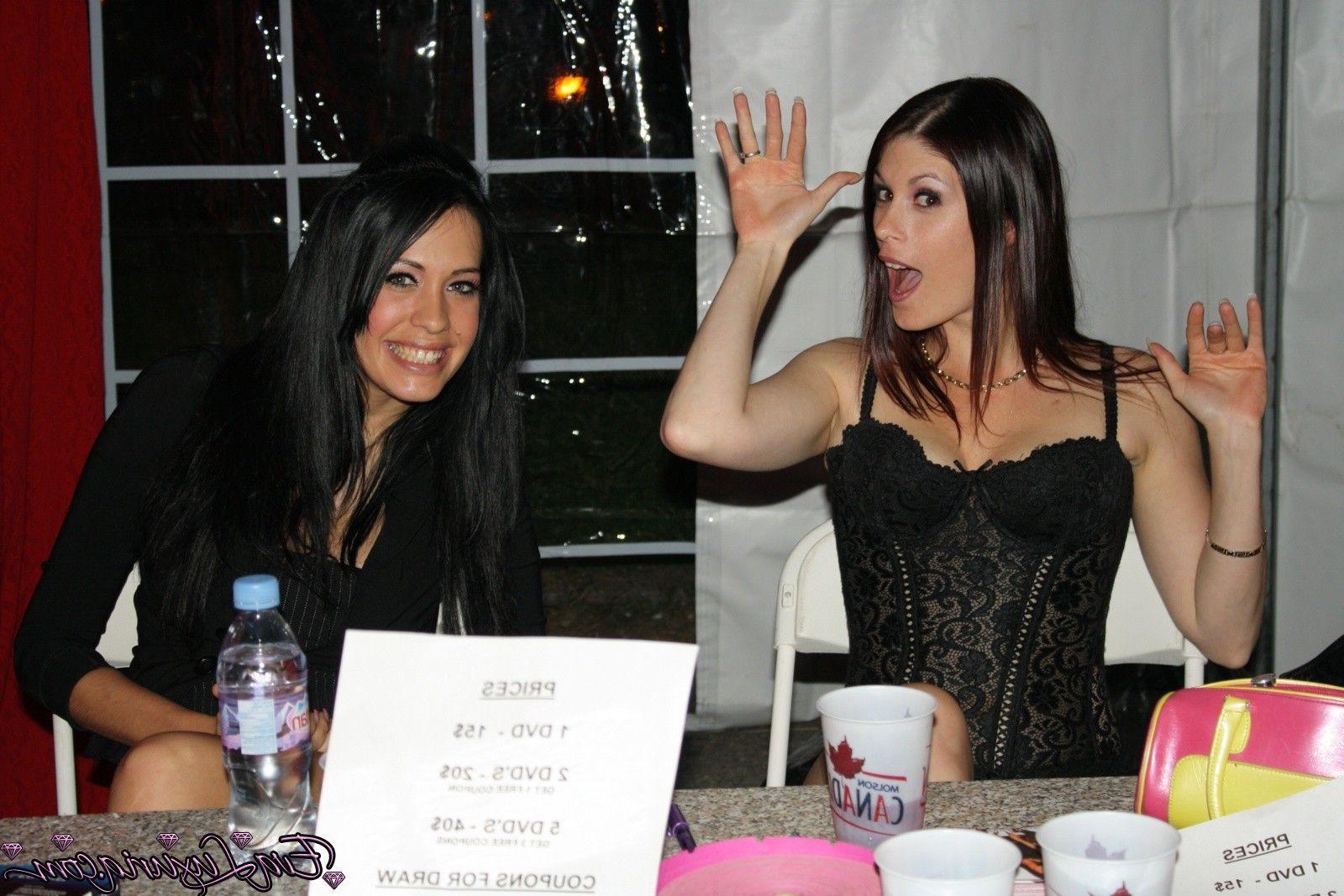15P Pictures of Eva Luxuria getting naughty with her friends at a concert