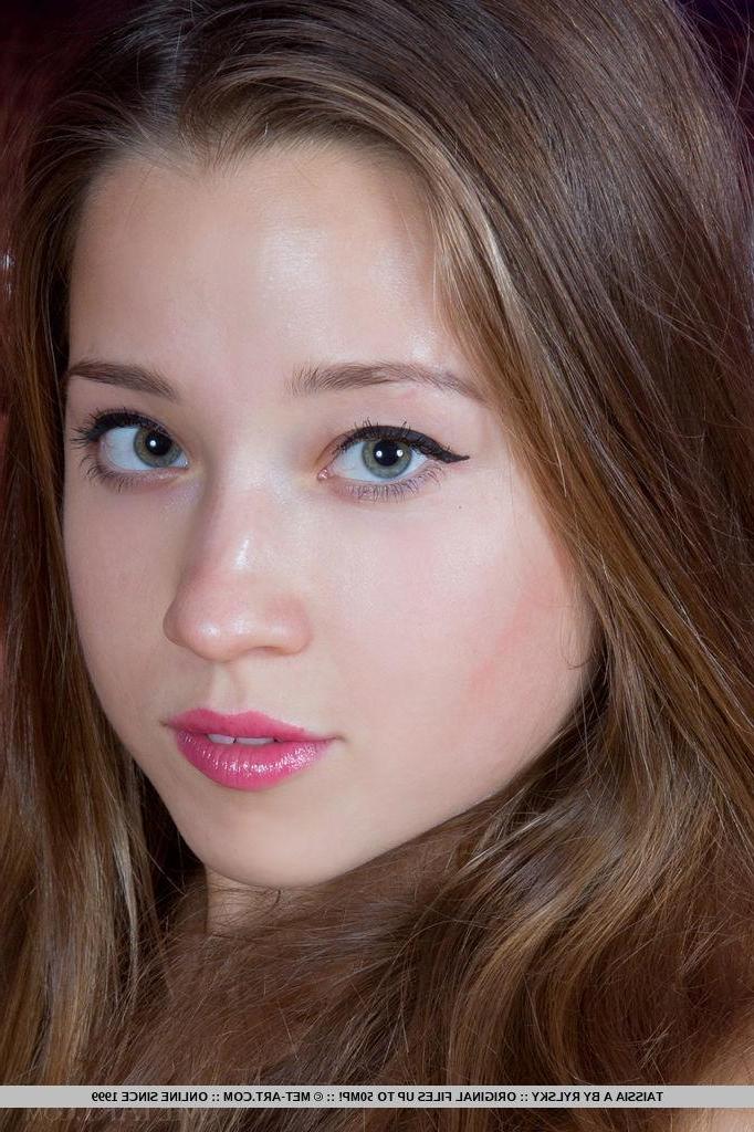 18P Brunette beauty Eva Shanti wants to take a shower with you