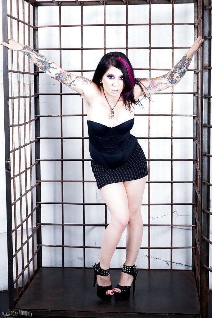 16P Tattooed fetish vixen revealing her tits and inviting pussy