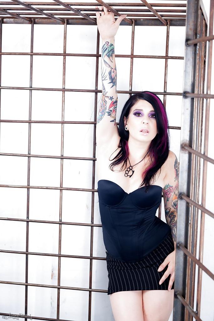 16P Tattooed fetish vixen revealing her tits and inviting pussy