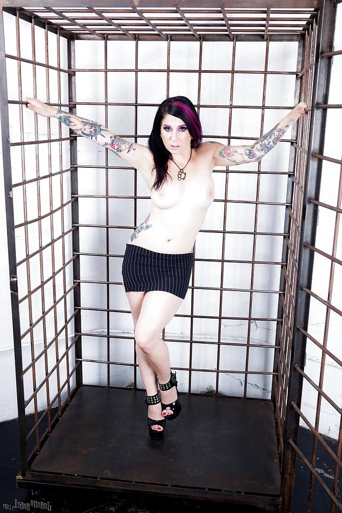 16P Tattooed fetish vixen revealing her tits and inviting pussy