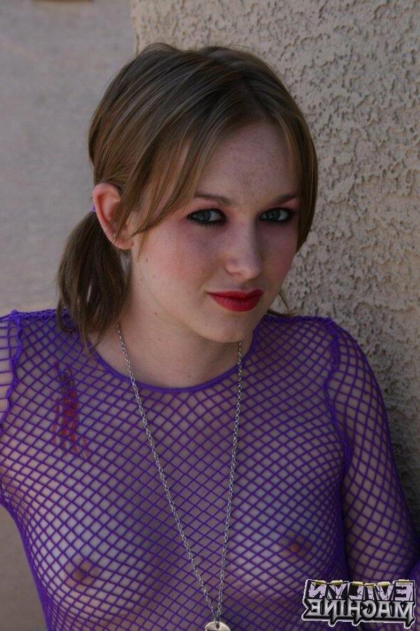 18P Pictures of Evilyn Machine showing you her pussy