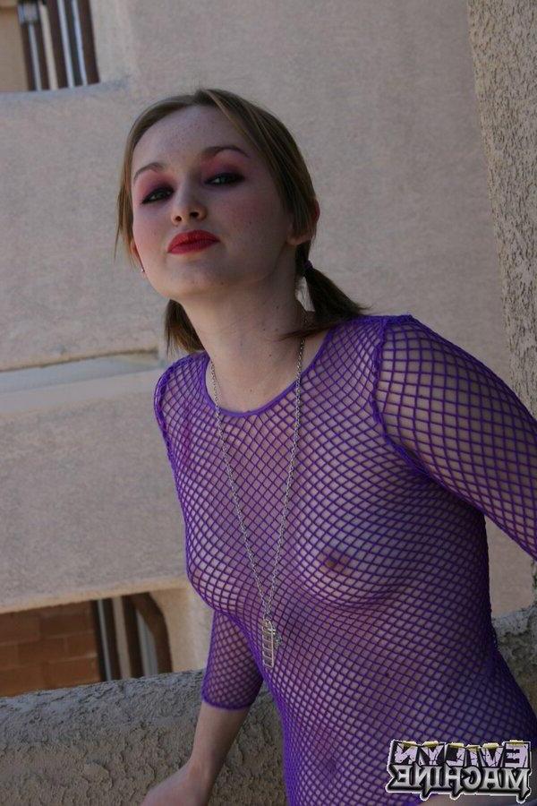 18P Pictures of Evilyn Machine showing you her pussy