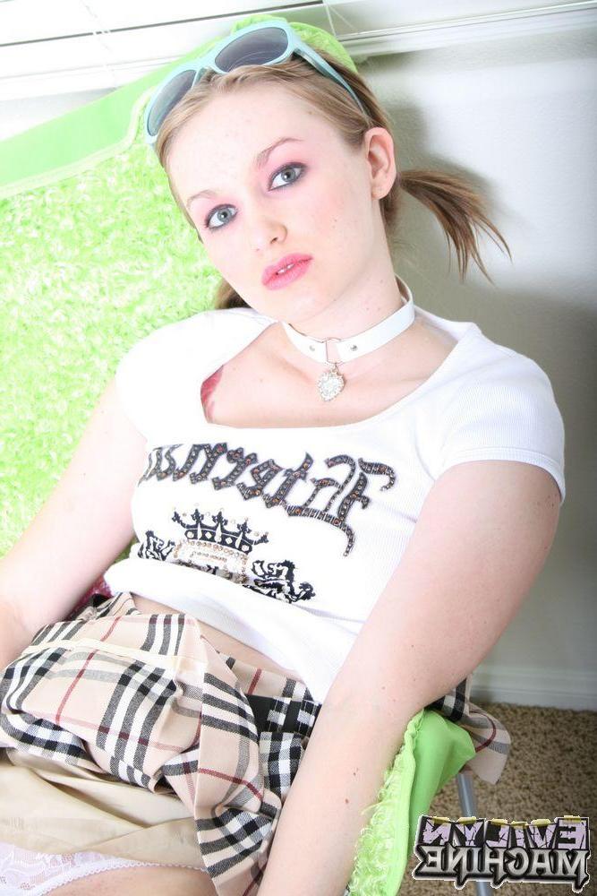 18P Pictures of Evilyn Machine showing you her pussy upskirt