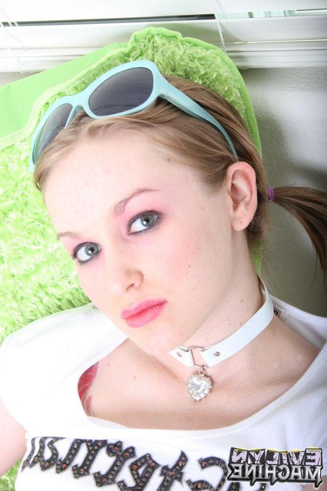 18P Pictures of Evilyn Machine showing you her pussy upskirt
