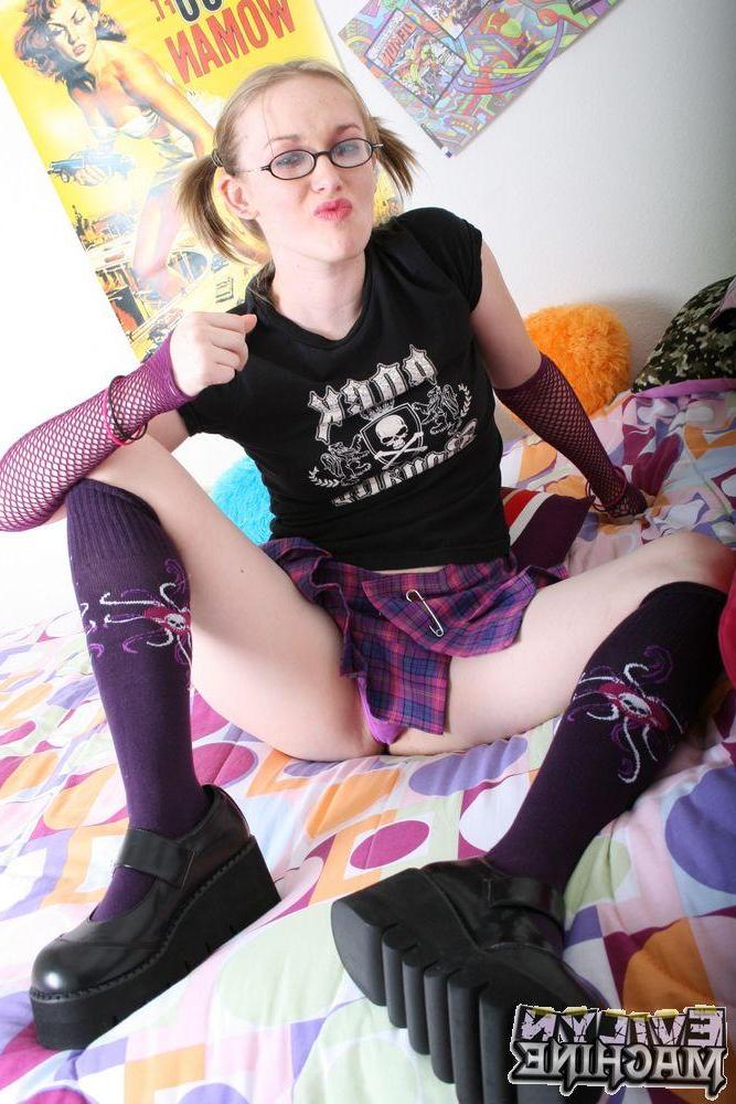 18P Pictures of teen chick Evilyn Machine stuffing a vibrator up her pussy