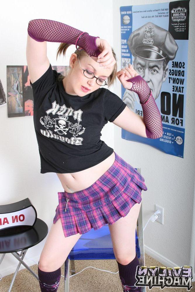 18P Pictures of Evilyn Machine exposing her beautiful nakedness