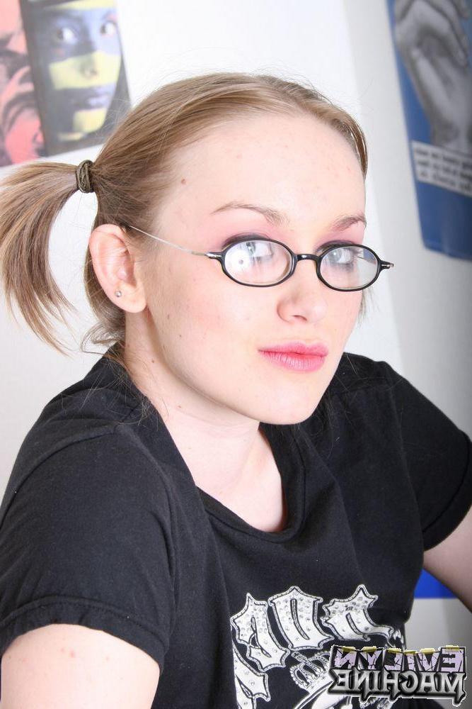 18P Pictures of Evilyn Machine exposing her beautiful nakedness