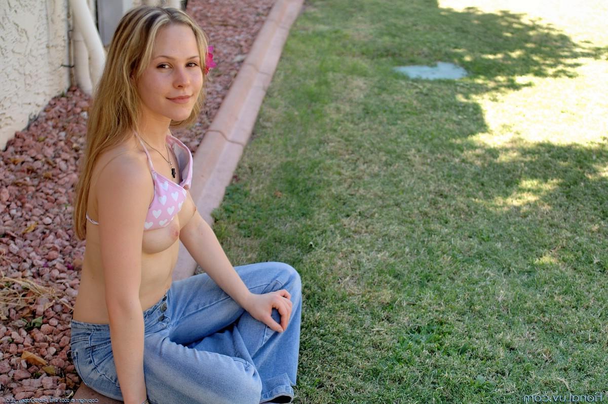 15P Fiona Luv just loves getting naughty in public